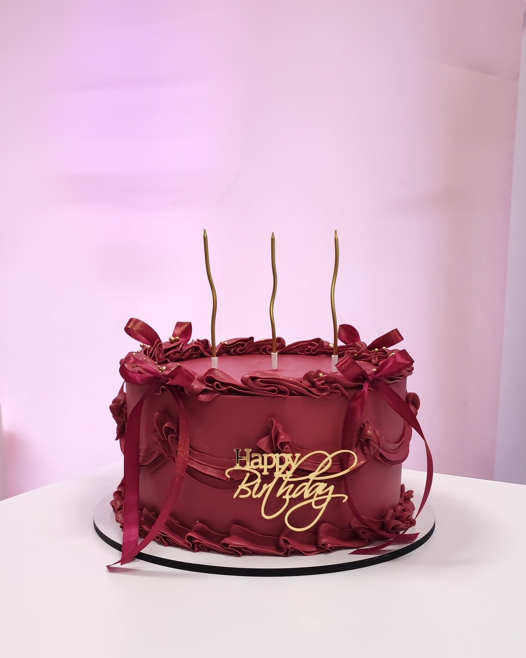 Urodzinowy tort w klimatach ciemnej czerwieni - Pracownia Kremlove Tort w ciemnej czerwieni na urodziny