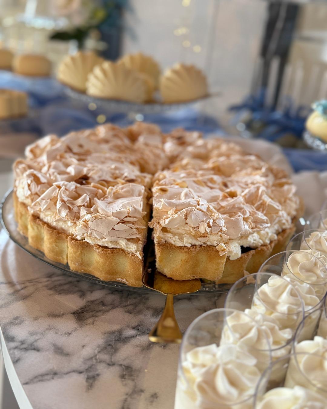 Ciasto z bezą - Pracownia Kremlove Ciasto z bezą na słodkim stole