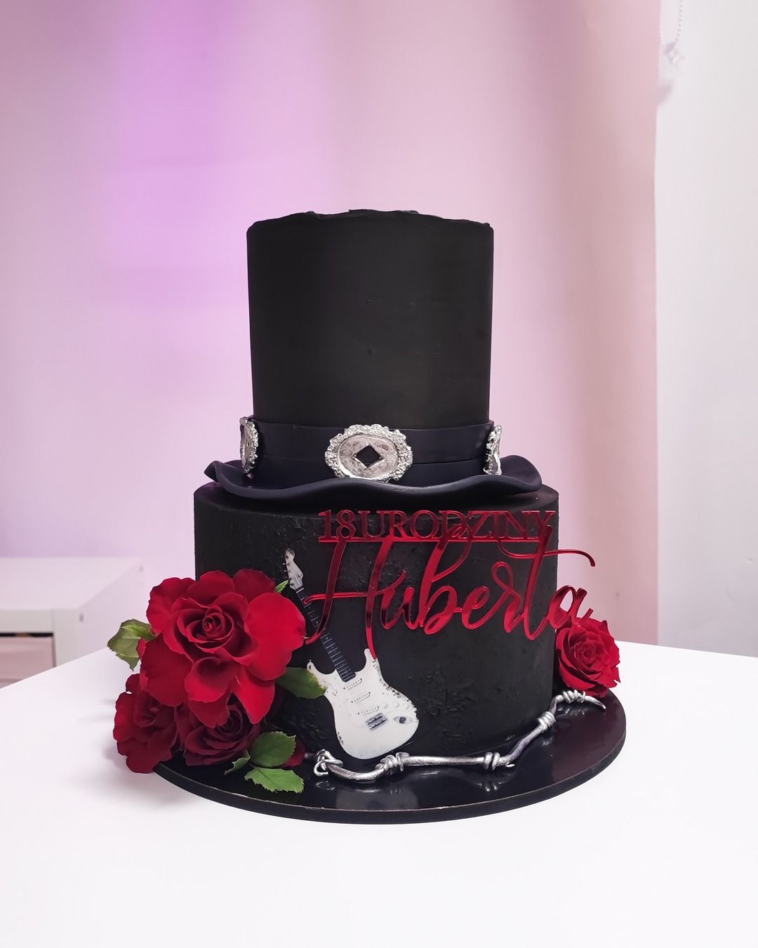 Czarny Tort z czerwonymi dodatkami na 18te urodziny - Pracownia Kremlove Czarny Tort na Osiemnaste urodziny z czerwonymi dodatkami