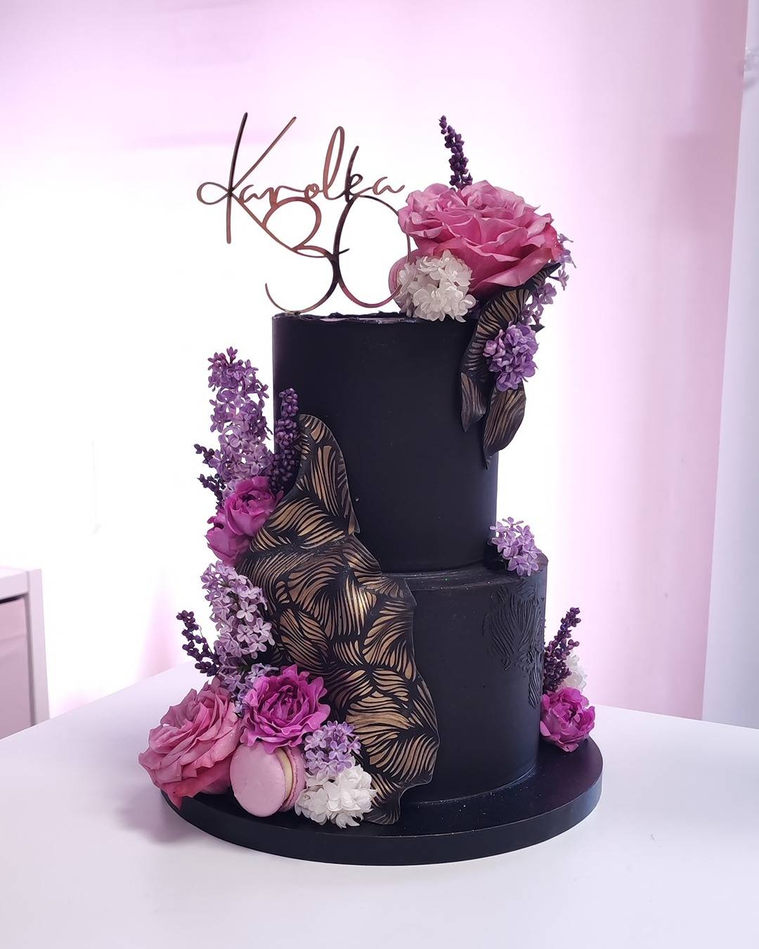 Czarny tort urodzinowy z różowymi kwiatami - Pracownia Kremlove Czarny Tort Dwupiętrowy z różowymi kwiatami na urodziny