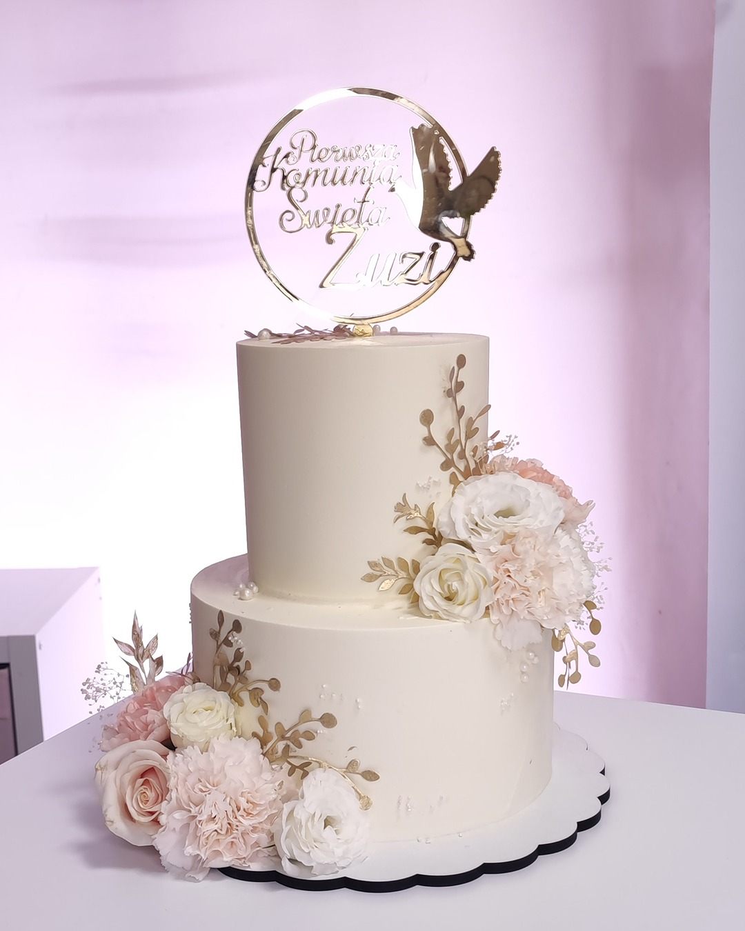 Tort komunijny z kwiatami dla dziewczynki - Pracownia Kremlove Tort komunijny dla dziewczynki z ozdobami w postaci żywych kwiatów i aniołkiem