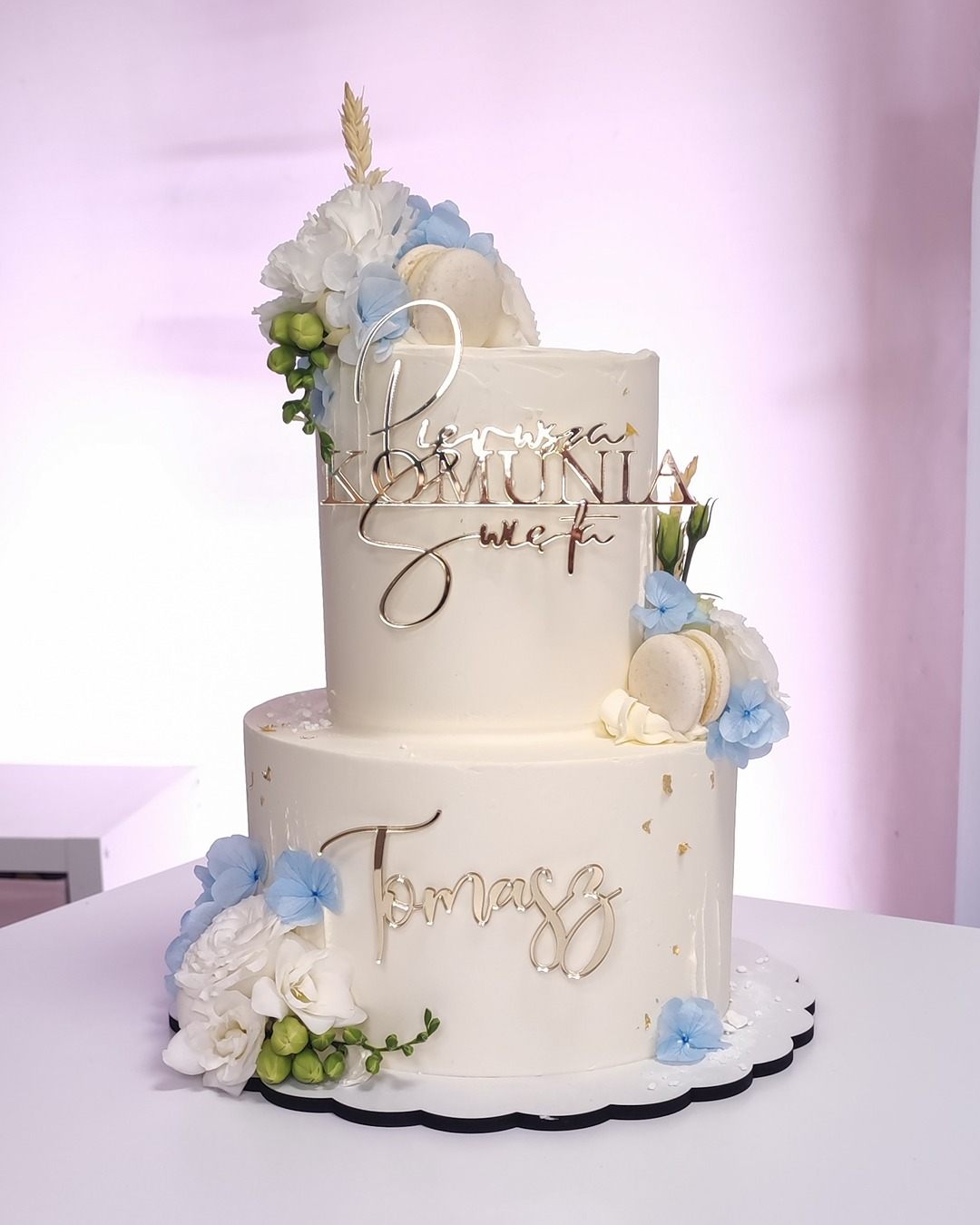 Dwupiętrowy tort komunijny dla chłopca - Pracownia Kremlove Dwupiętrowy tort komunijny z akcentem błękitu