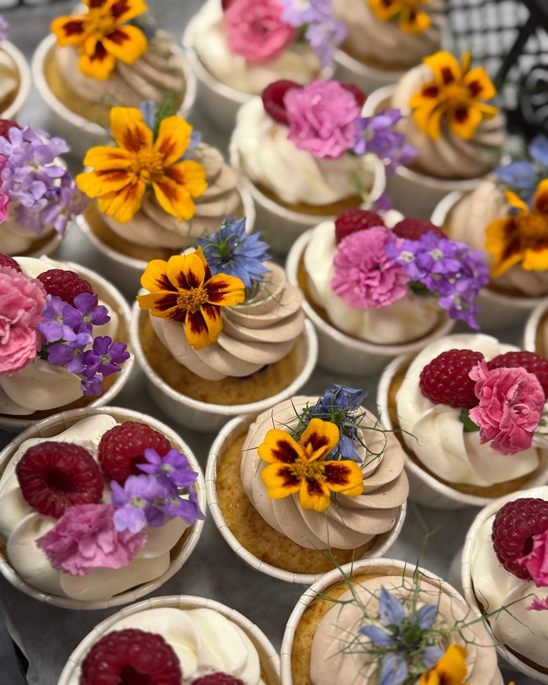 Słodkości z kwiatami - Pracownia Kremlove Kolorowe słodkości z kwiatami