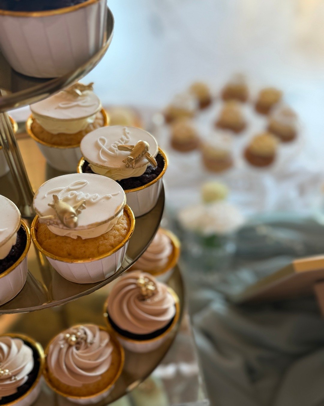 Pietrowa patera na słodkim stole - Pracownia Kremlove Piętrowa patera ze słodkościami