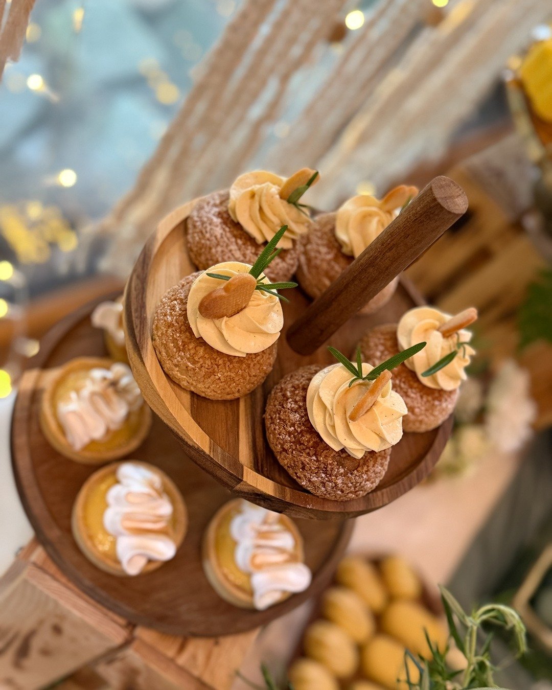 Piętrowa patera na słodkim stole - Pracownia Kremlove Piętrowa patera ze słodkościami