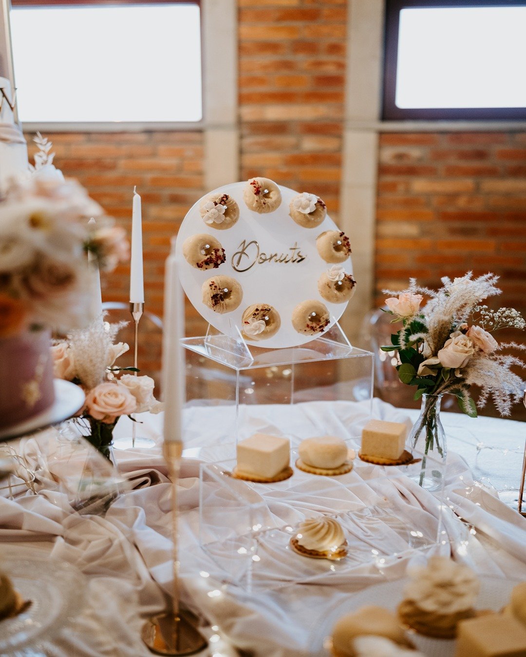 Słodki stół wraz ze standem na donuty - Pracownia Kremlove Fragment Słodkiego Stołu wraz z standem na donuty
