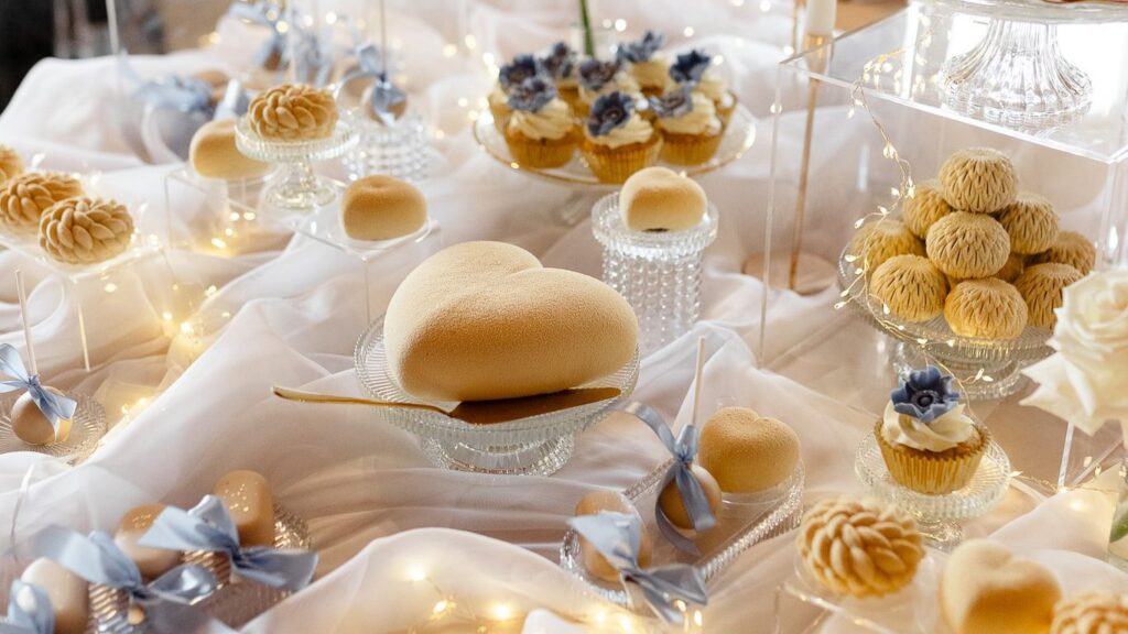 Weselny Słodki Stół - Pracownia Kremlove Słodki Stół Weselny z Sercem biszkoptowym po środku