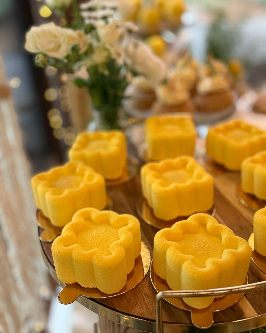 Żółte monoporcje z jadalnym zamszem- Pracownia Kremlove Monoporcje żółte z jadalnym zamszem, na słodkim stole