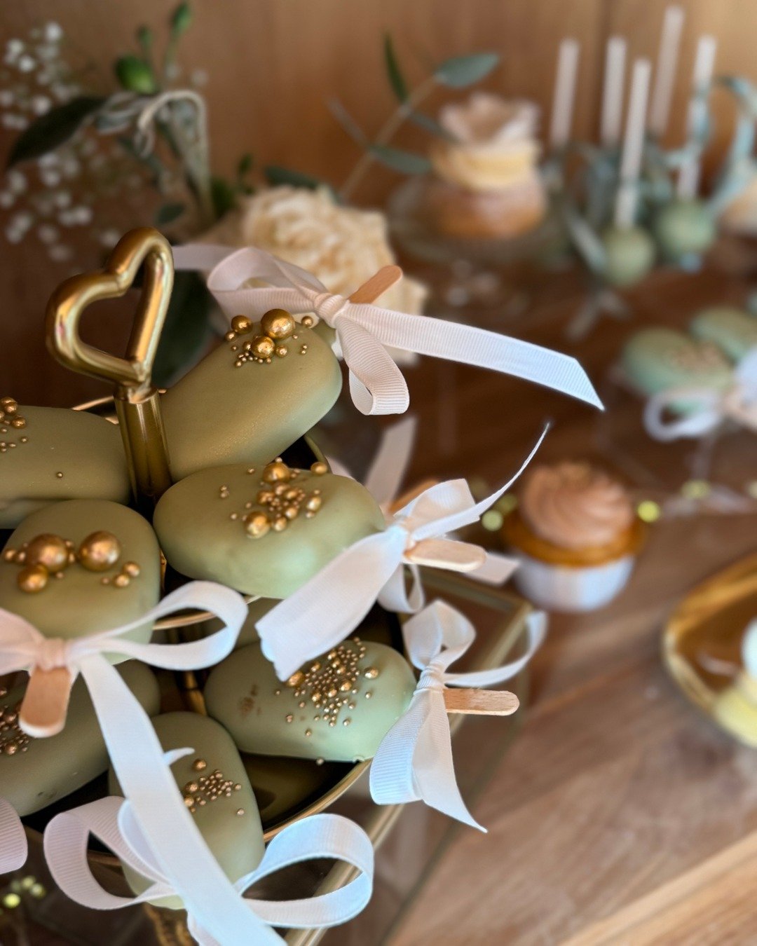 slodycze-na-paterze-pietrowej-wesele-wroclaw Weselny Tort w czerwonej aranżacji