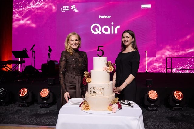 Tort na gale firmową - Pracownia Kremlove Firmowy tort na gali firmowej