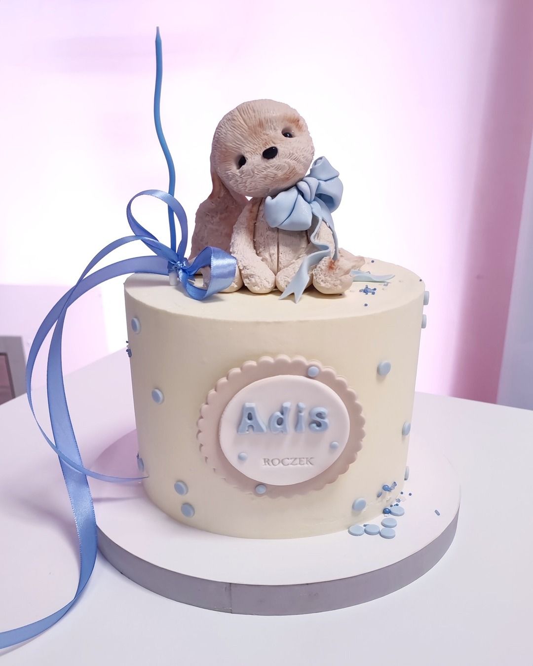 Tort dla dziecka z figurką - Pracownia Kremlove Tort z pluszakiem z cukru