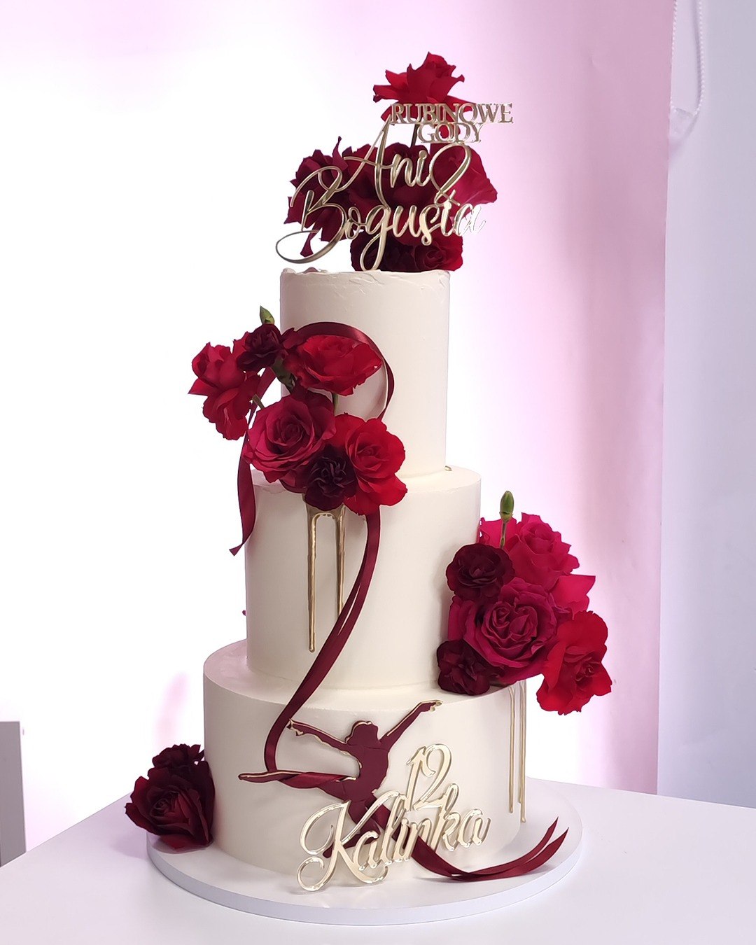 Tort rocznicowy - Pracownia Kremlove Tort trzypiętrowy z czerwonymi kwiatami