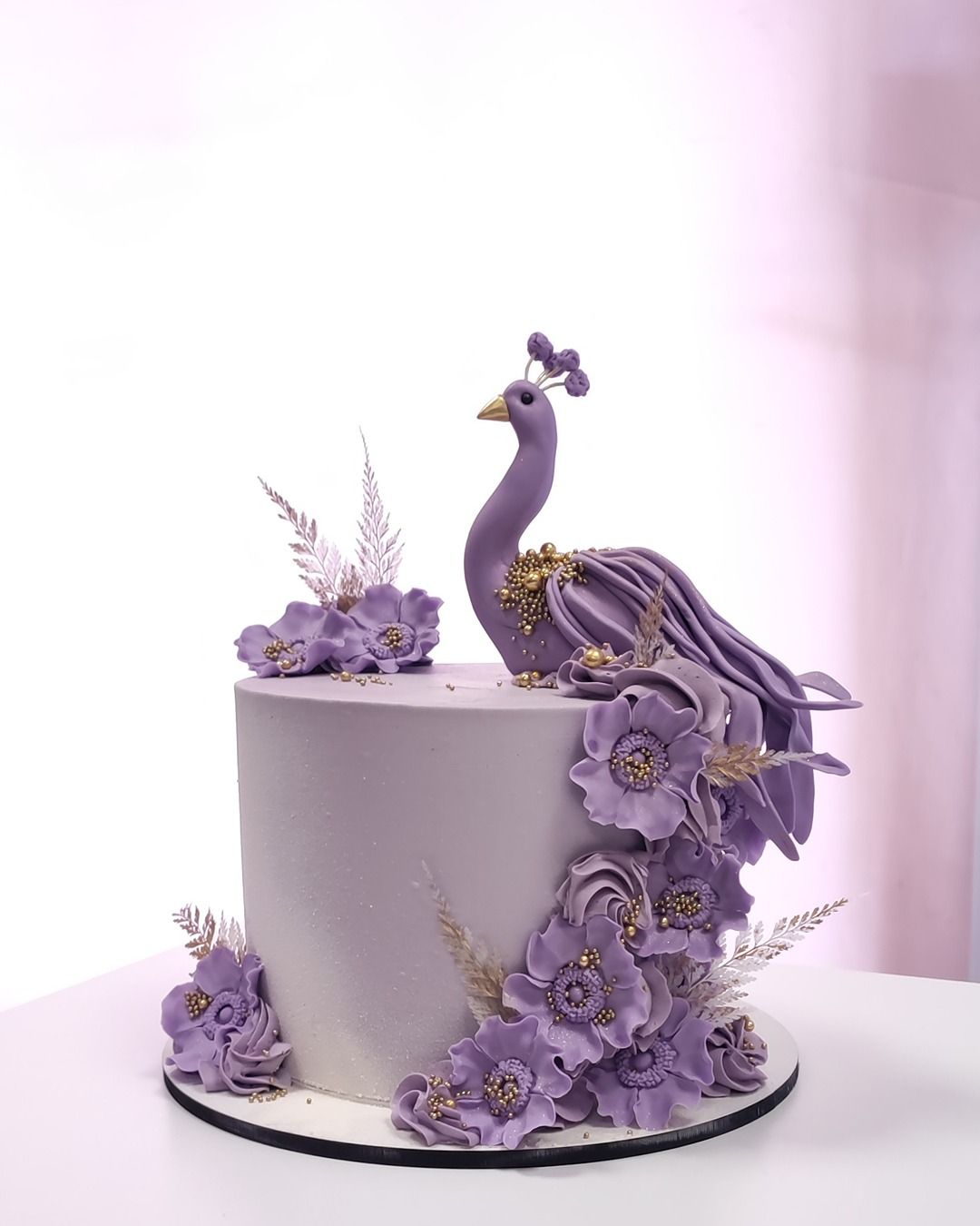 Tort z pawiem w fioletowych kwiatach - Pracownia Kremlove Tort z fioletowymi kwiatami i jadalnym pawiem w kwiatowej w fiolecie