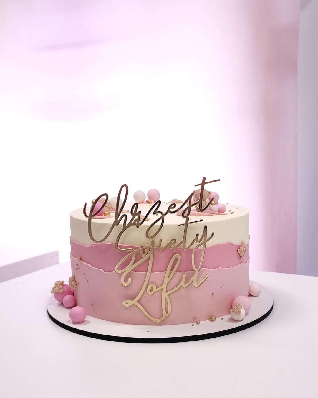 Tort na chrzest święty w kolorach różu - Pracownia Kremlove Trzykolorowy tort w odcieniach różu na chrzest święty