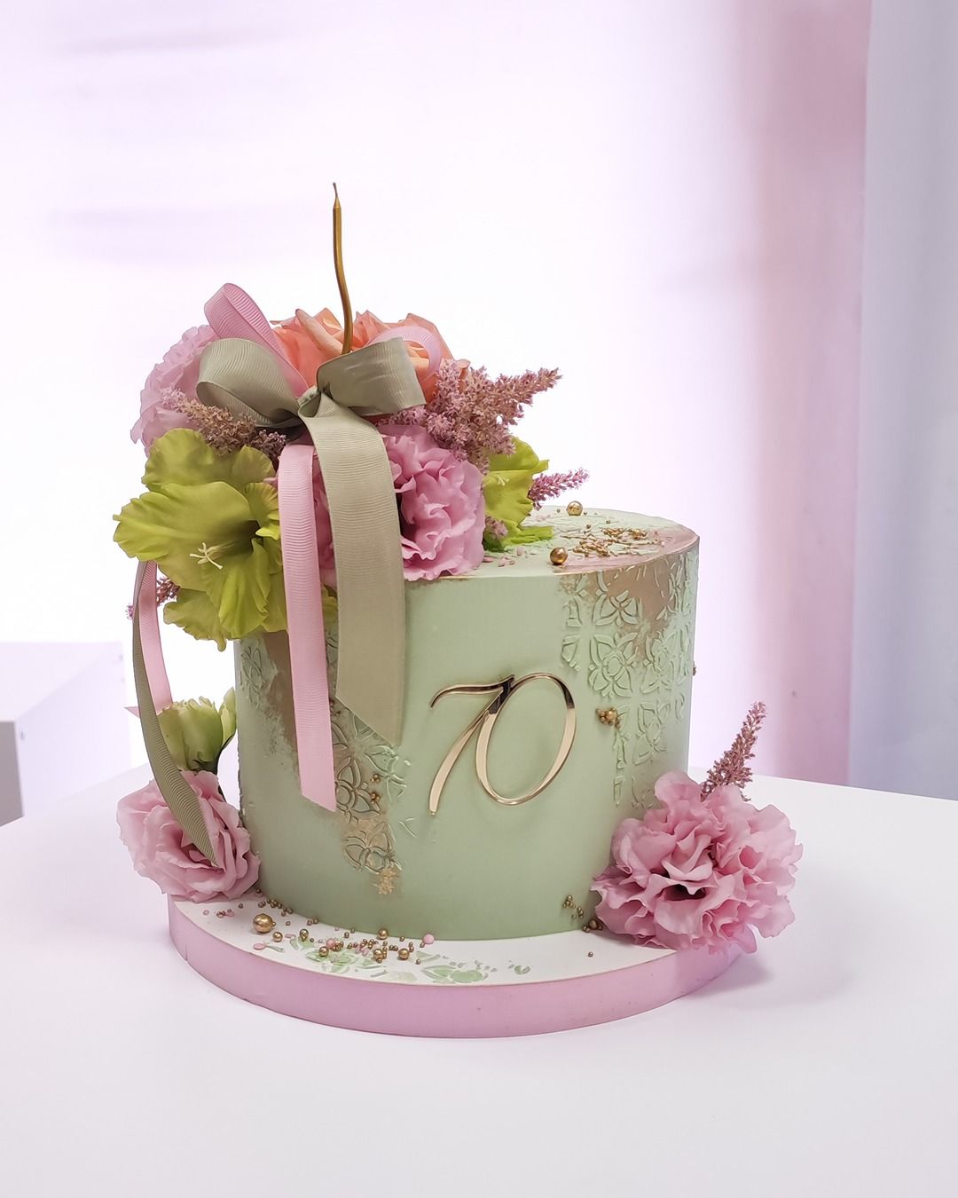 Tort urodzinowy z kwiatami - Pracownia Kremlove Tort na siedemdziesiąte urodziny w z kwiatami