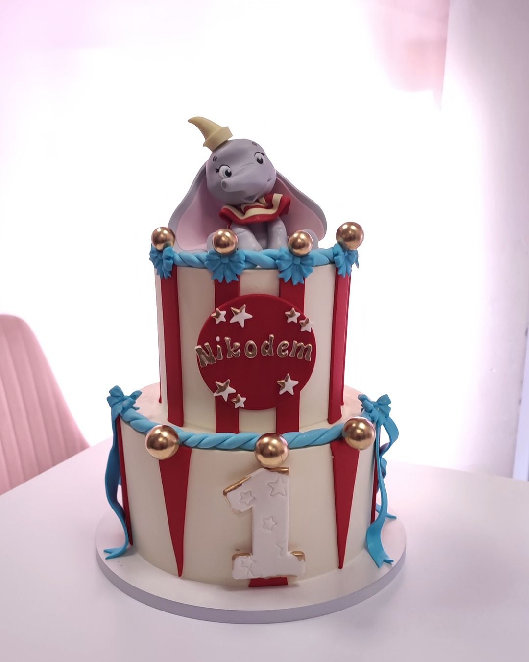 Tort urodzinowy w klimacie cyrku ze słonikiem - Pracownia Kremlove Cyrkowy Tort dwupiętrowy dla dziecka ze Słonikiem