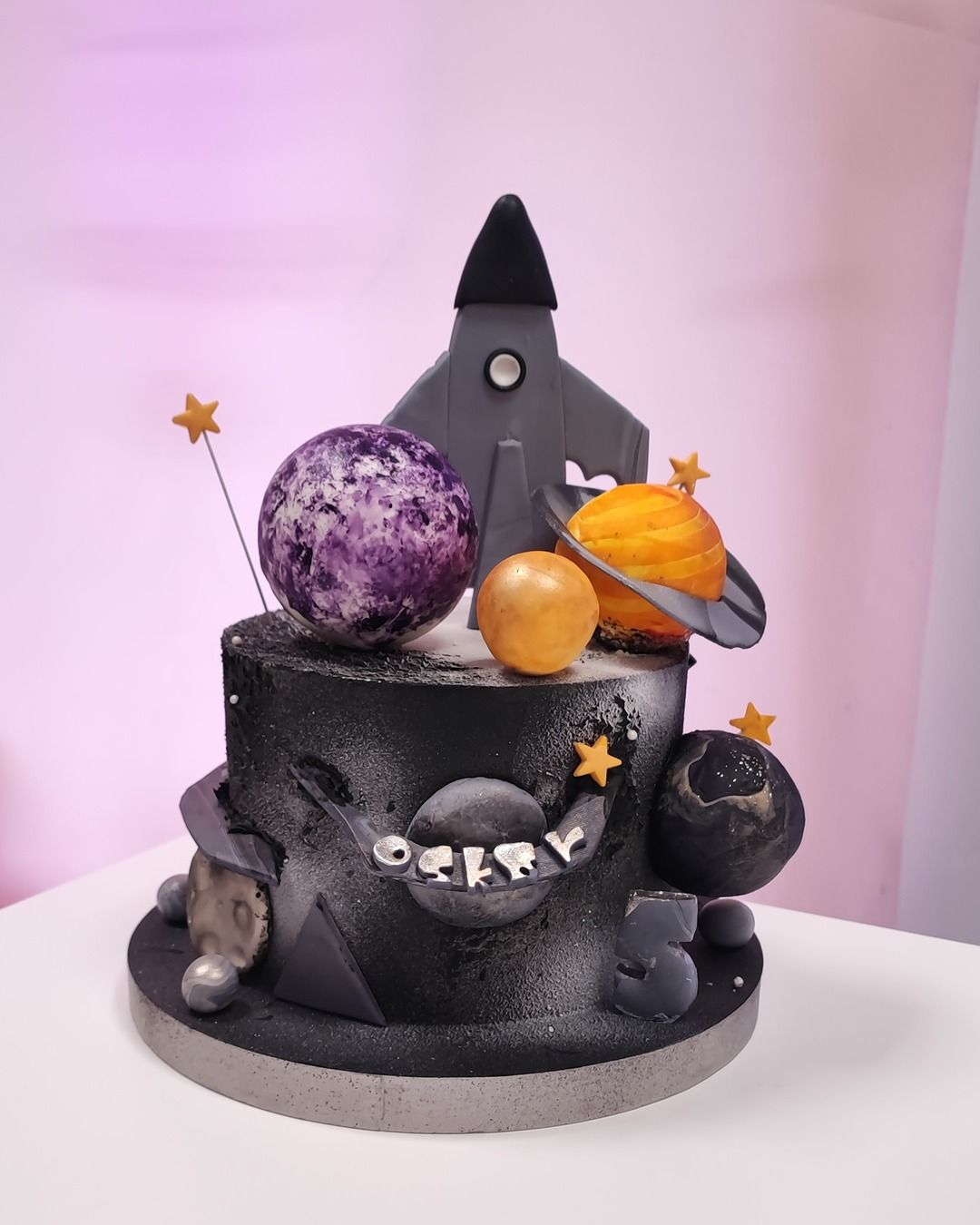 Tort urodzinowy ze statkiem kosmicznym i planetami - Pracownia Kremlove Tort w klimacie kosmosu dla dziecka. Z planetami i statkiem kosmicznym.