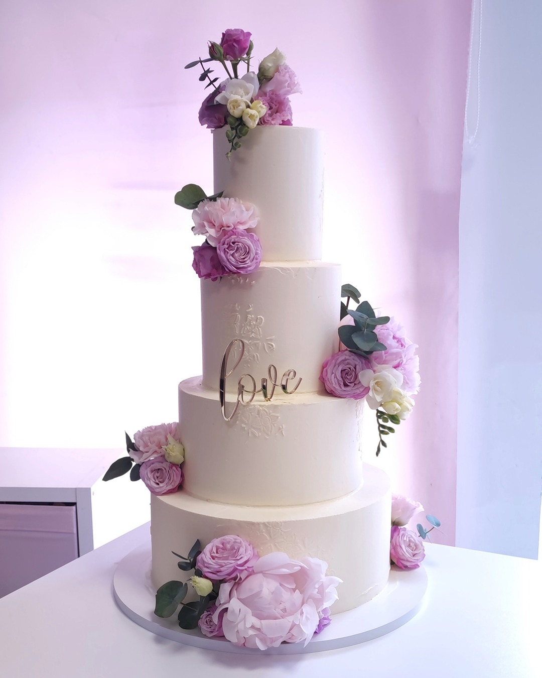 Wielopiętrowy tort weselny z kwiatami - Pracownia Kremlove Tort weselny 4-piętrowy z kwiatami