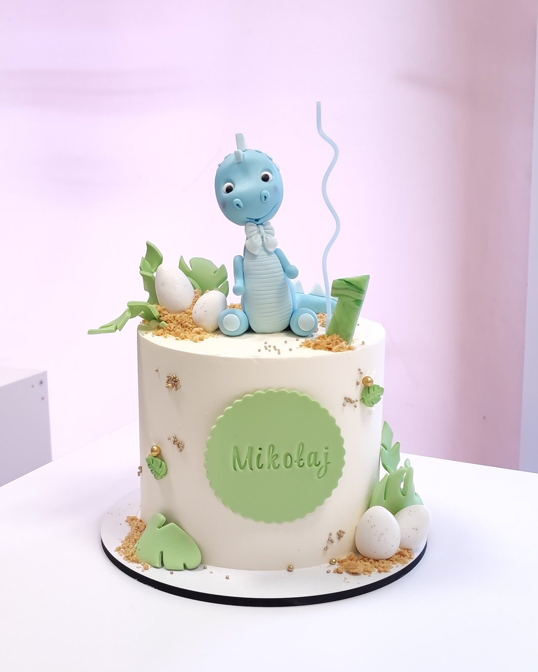 Tort z figurką dinozaura - Pracownia Kremlove Tort z dinozaurem na urodziny